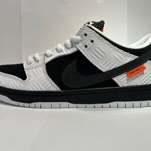 Nike SB Dunk Low TIGHTBOOTH